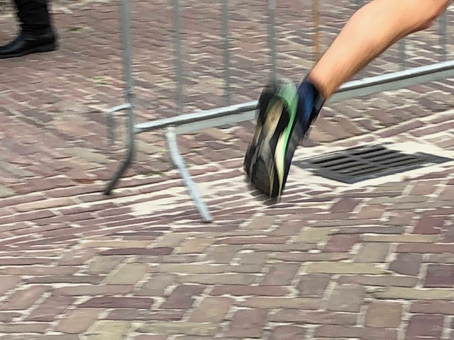 Politie zoekt hardloper na twee inbraken in Hasselt -. - De politie is op zoek naar een hardloper die mogelijk personen heeft gezien die ingebroken hebben bij woningen in Hasselt. Woensdagavond vonden twee inbraken plaats i....