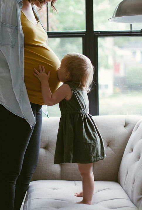 mariapiarrow's tweet photo. Taken by Oliver.
Lucas is almost here. And Mia already loves her little brother so much. She is murmuring to Felicity's belly: "I love you". And Oliver's eyes are filled with tears of joy. https://t.co/LbzcG5PoNy