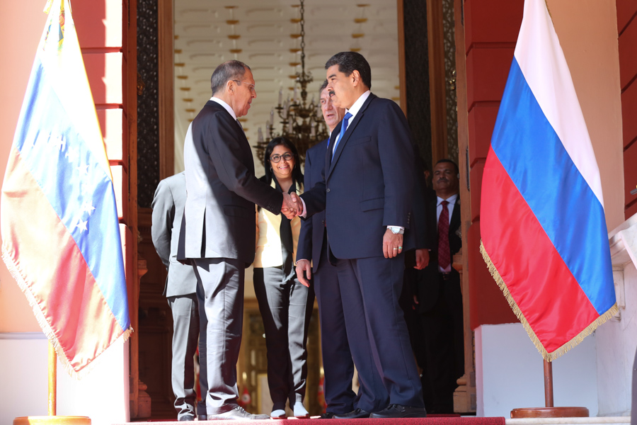 “No es el camino para Venezuela agentes imperiales que procuran sanciones ilícitas contra el pueblo. Así lo ha ratificado el presidente <a href="/NicolasMaduro/">Nicolás Maduro</a> enviando un mensaje de nuestra disposición absoluta a la defensa de la paz, de la democracia”, informó <a href="/DrodriguezVen/">Delcy Rodríguez</a>