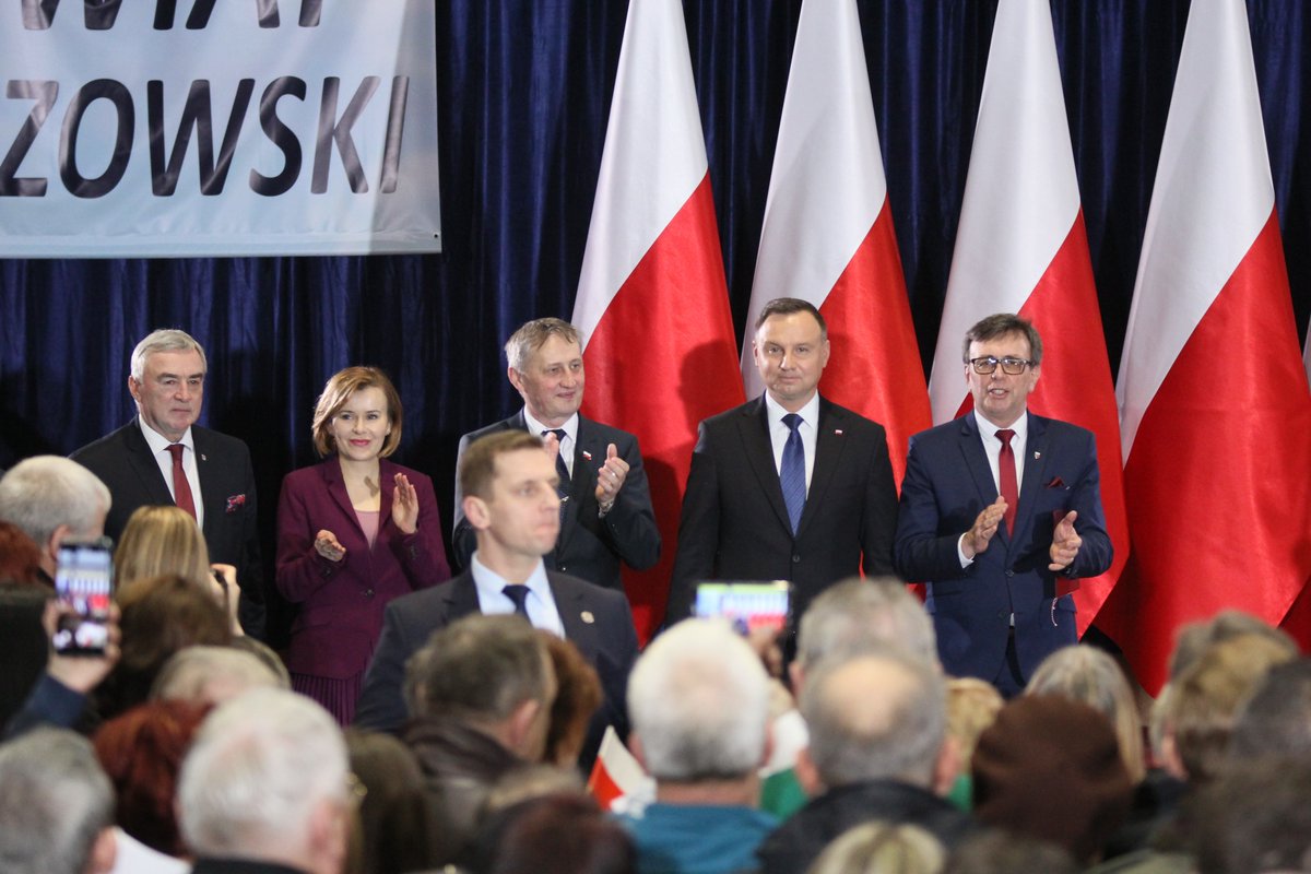 A_Betkowski's tweet photo. @AndrzejDuda we Włoszczowie: każdy z nas buduje Polskę! 🇵🇱 Zarząd Województwa Św. buduje obwodnicę Włoszczowy, o którą Pan Prezydent pytał mnie dzisiaj z troską. Dobrze znów widzieć Prezydenta w Świętokrzyskim.
Do zobaczenia ponownie na szlaku!
#Duda2020 #AndrzejDuda2020 https://t.co/20otGa9ODE