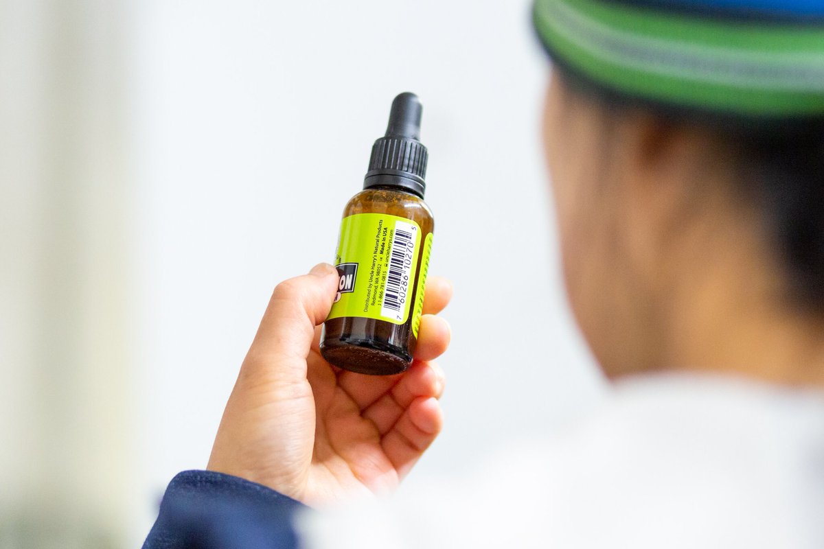 uncle_harrys's tweet image. Our diligent employee checks a bottle of Liquid Remineralization for Tooth Enamel.
⠀⠀⠀⠀⠀⠀⠀⠀⠀
#Employee #Remineralization #ToothEnamel #OralCare #EssentialOils #EO #GlassBottle #ZeroWaste #Teeth #PlasticFree #UncleHarrys #Natural #Fresh #Handmade #MadeInUSA