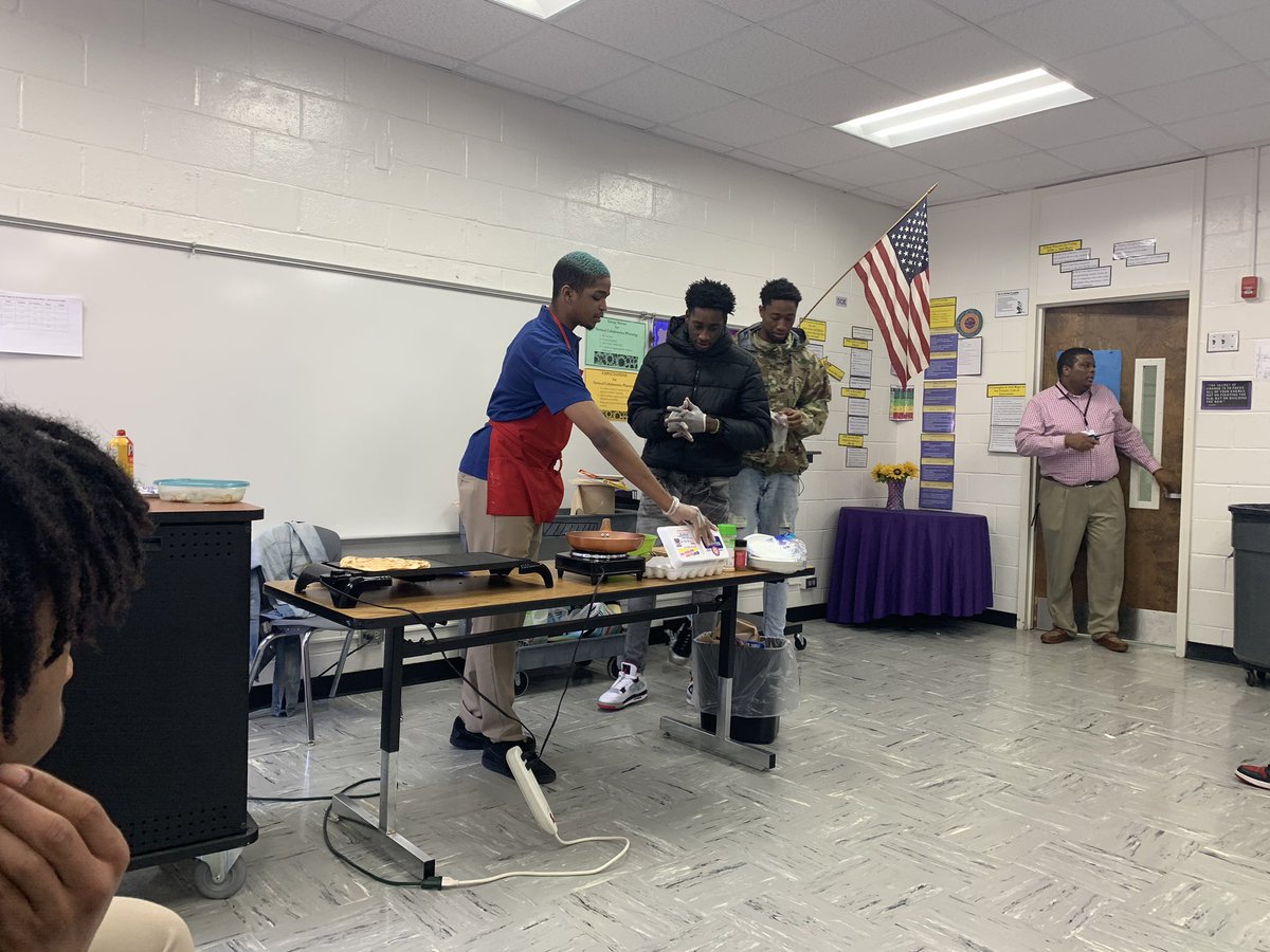 lkb1908's tweet photo. Male mentoring groups for middle and high school students. Topic- Cooking. Thank you Devin for facilitating this lesson for your peers. #ExcelisAllin @EXCELAcademyHCS https://t.co/bhO6Q9Vr13
