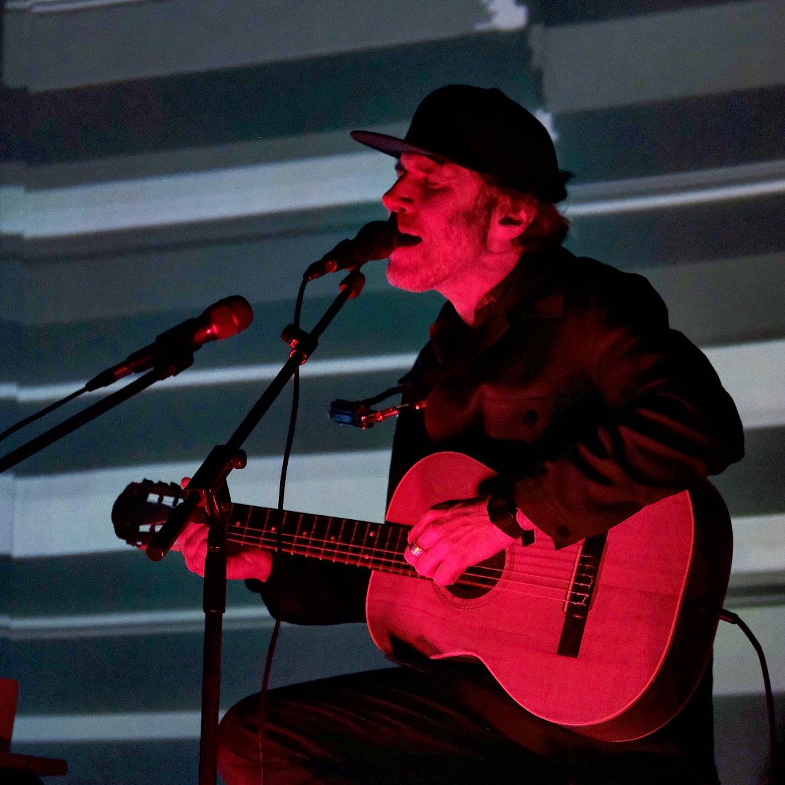 pinkpopple's tweet photo. Gruff Rhys in a small village hall in Great Ayton. Amazing night.
Thank you @gruffingtonpost, @elainepalmermus #offthebeatentrack, #watermillsessions and #moonbasemanagement.
#greatayton #gruffrhys #kliph #midweekgig #music #village #northeast #uk #🎶 #northyorkshire https://t.co/UVTNp5KdTx