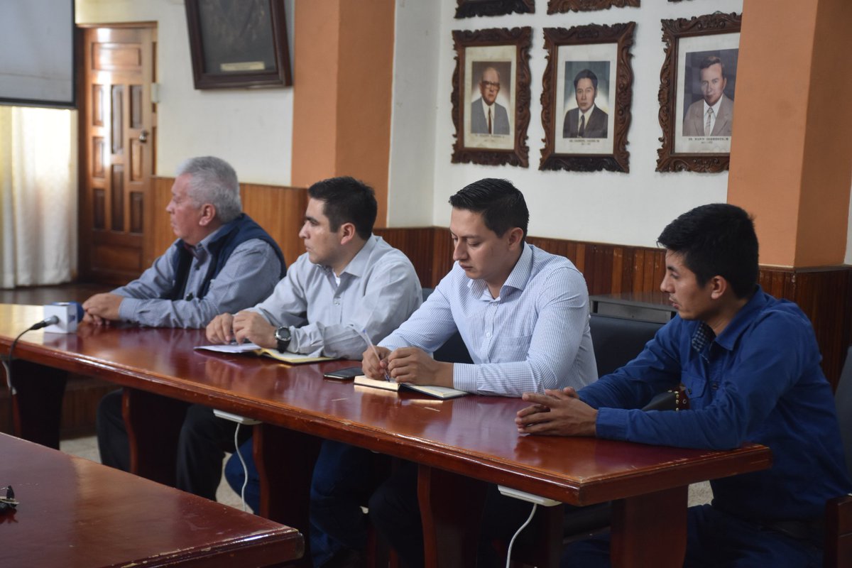 DePuyango's tweet photo. #Puyango
Alcalde de Puyango @JoseHernanEncal y Cámara Edicilia se reúne con @fabastidas Presidente Ejecutivo de la #EERRSSA previo a la entrega de la obra de electrificación en el barrio Bellos Horizontes en Alamor.
#Gestión
#HernánEncaladaAlcalde https://t.co/j2wqura7wX