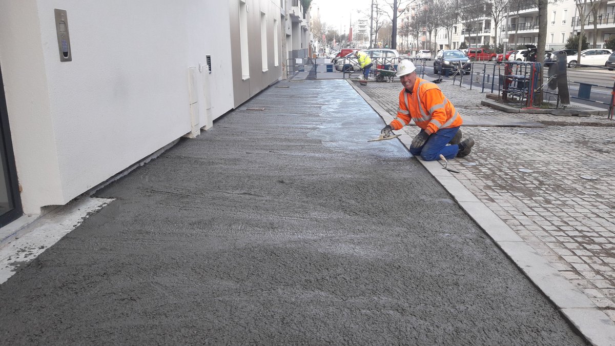 Remise en état du domaine public (RDP) suite à la construction d'un bâtiment. Dépose de bordures pierre et réalisation de 160m² de trottoir béton pour revêtement asphalte avenue Franklin Roosevelt à <a href="/VilleDeBron/">Ville de Bron</a> pour le compte du <a href="/grandlyon/">Métropole de Lyon</a> #STALTP