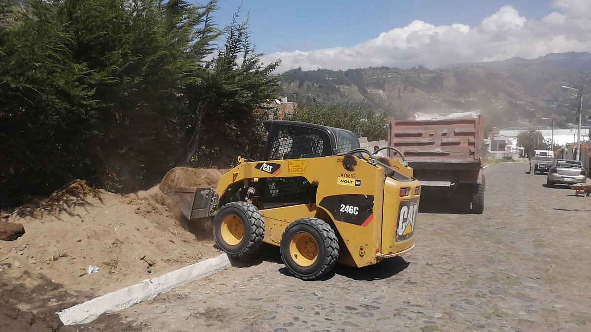 gadambato's tweet photo. #GADMAInforma | El trabajo entre la ciudadanía y el GAD Municipalidad de Ambato es una realidad, en este momento se realiza una minga en el sector del Seminario.
¡Juntos construimos Ambato, La Gran Ciudad del Ecuador! https://t.co/4z5j94aSnU