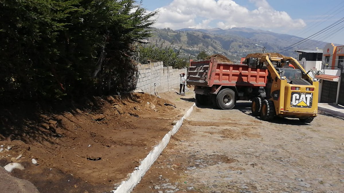 gadambato's tweet photo. #GADMAInforma | El trabajo entre la ciudadanía y el GAD Municipalidad de Ambato es una realidad, en este momento se realiza una minga en el sector del Seminario.
¡Juntos construimos Ambato, La Gran Ciudad del Ecuador! https://t.co/4z5j94aSnU
