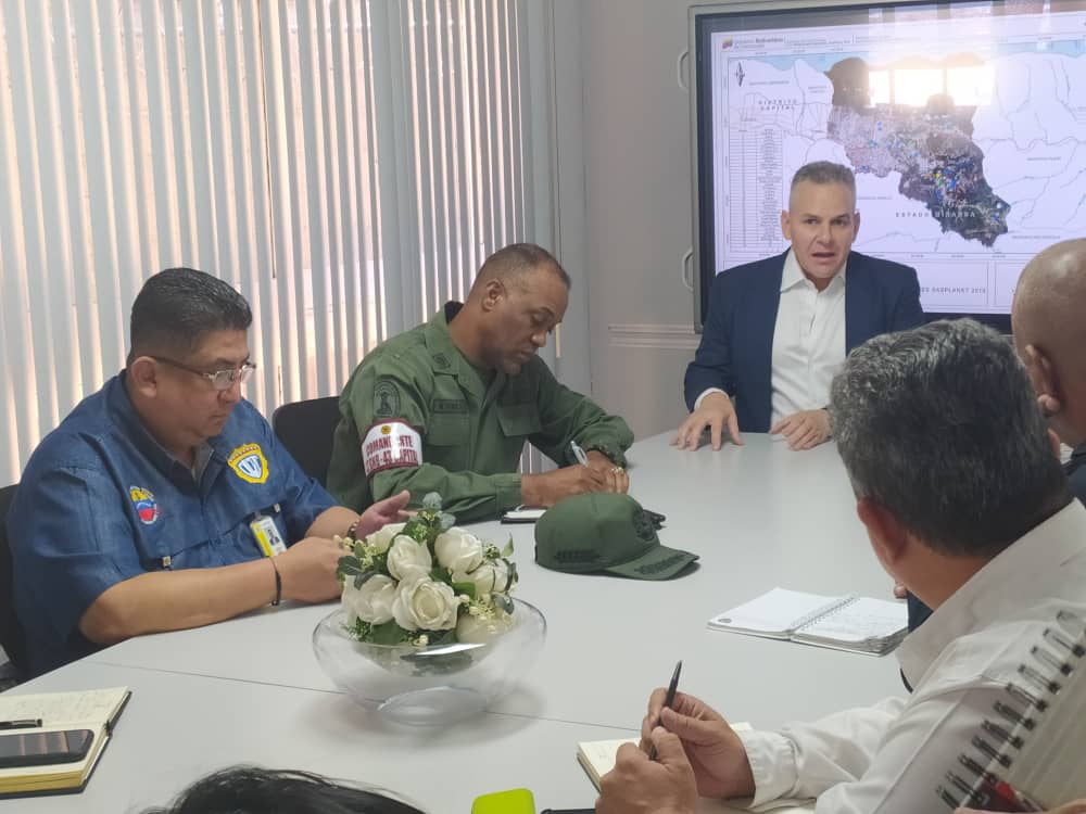 Visipol_MIJP's tweet photo. #Entérate | Equipo de @Visipol_MIJP sostiene mesa de trabajo con autoridades del Municipio #Sucre con el fin de conocer y coordinar la articulación con otros entes que se encuentran involucrados en la Gran Misión Cuadrantes de Paz, principalmente la Distribucaión del Agua. https://t.co/YaLqGYM5l3