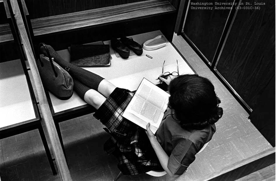 WashULibraries's tweet photo. It's Friday--put your feet up! #fbf Olin Library, 1963. Photo courtesy of University Archives. #WashU #WULibraries https://t.co/K5z5ZHrAJO