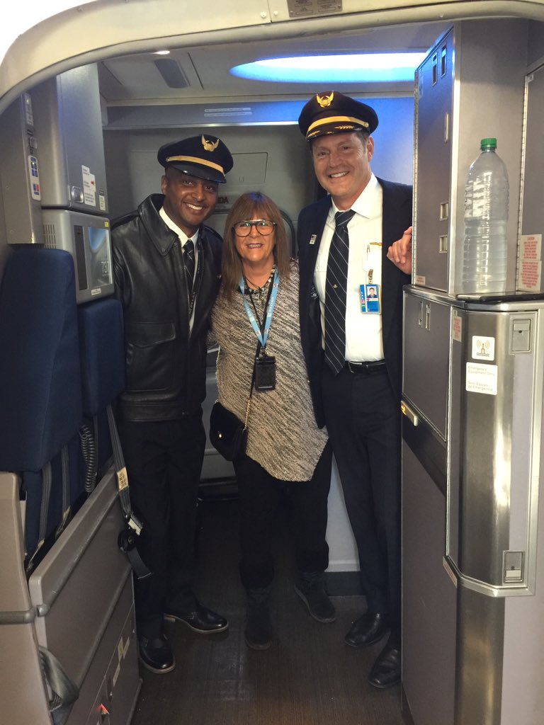 While promoting Easychat at LAX along came our number 1 cockpit crew going IAH how lucky are we and our customers.✈️👨‍✈️. @weareunited @AlbertoDiaz_UAL @puddincat3 @Glennhdaniels @Maggie_Ronan @mason5525 @hollylhermes @joriesax @Pameladj13