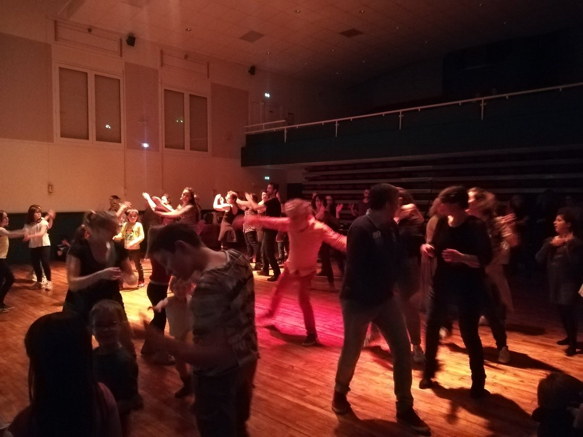 cpdem17's tweet photo. 2eme bal test Cabaret percussif avec la Cie Toumback, les habitants et les scolaires de #Loulay. Projet artistique avec les écoles des @ValsDesaintonge @acpoitiers https://t.co/3usCphSwYQ