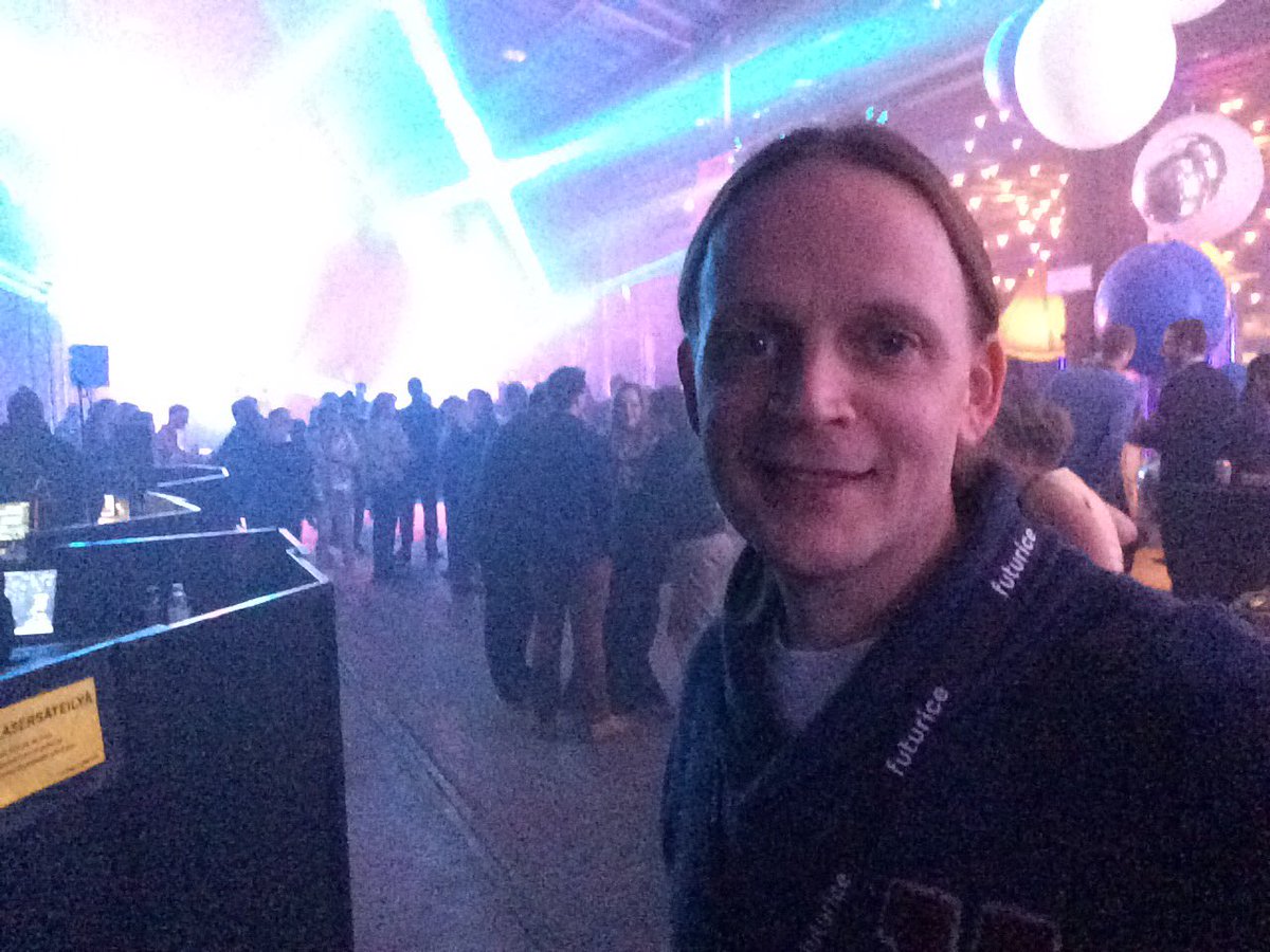 SamuliSiivonen's tweet photo. Samuli Siivonen Oyn perjantai. Ensin siivotaan koti, sitten käydään uimassa viiden lapsen kanssa ja lopuksi mennään Futu-bileisiin! #FutuParty
On se itsenäisen konsultin elämä kyllä kivaa! https://t.co/3my2mhQnQb
