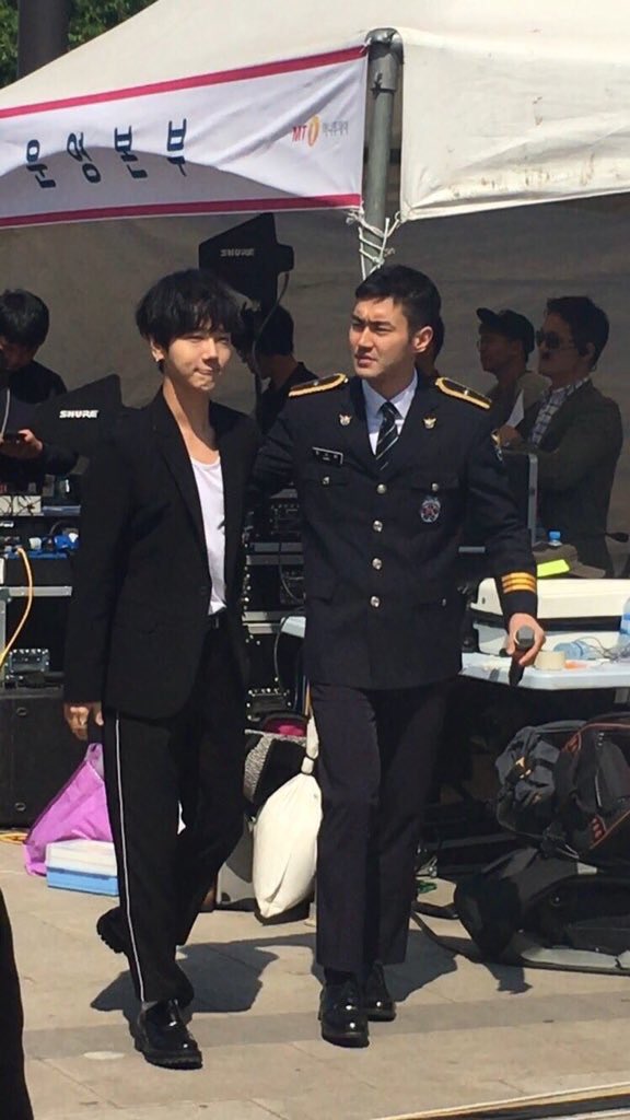 Name something cuter than Yesung being all excited over Siwon’s performance when he was in military