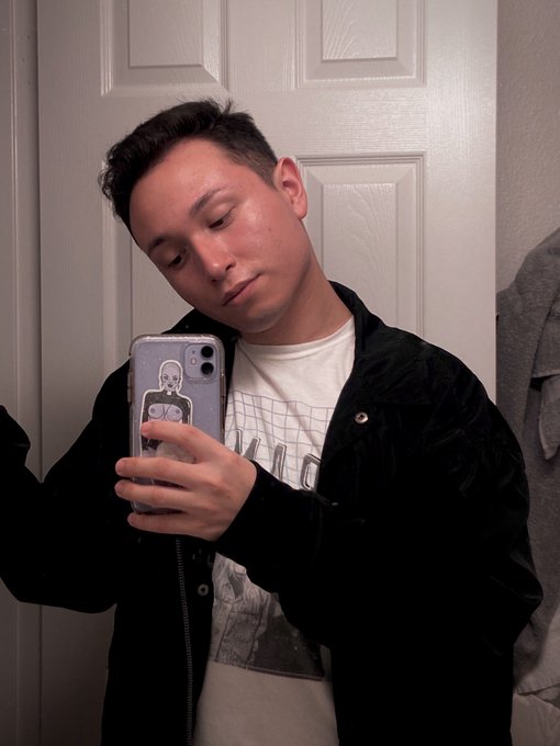 1 pic. The Face // The DMs https://t.co/fhocvcheih