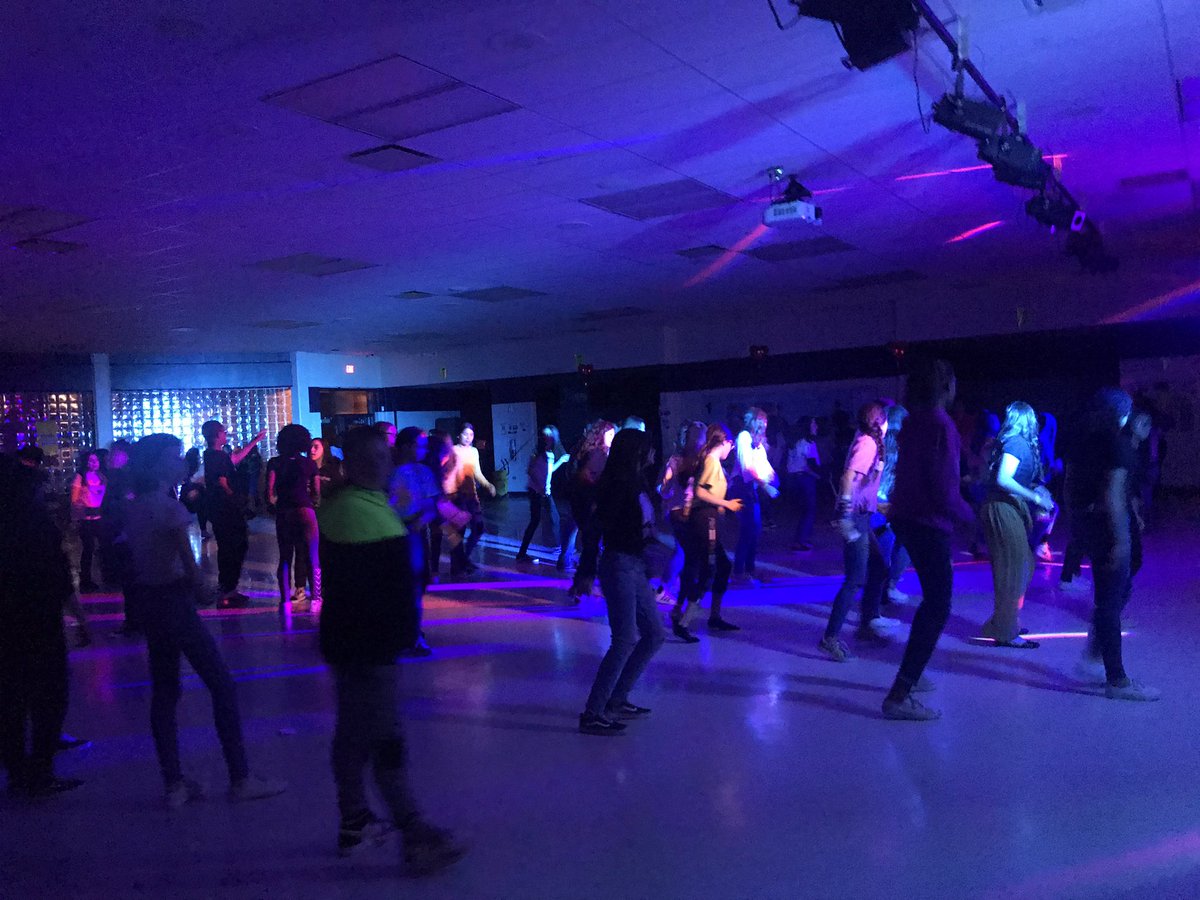 msgmakeshistory's tweet image. Jordan students dancing the night away! #JordanMSLegends #FlyingVees