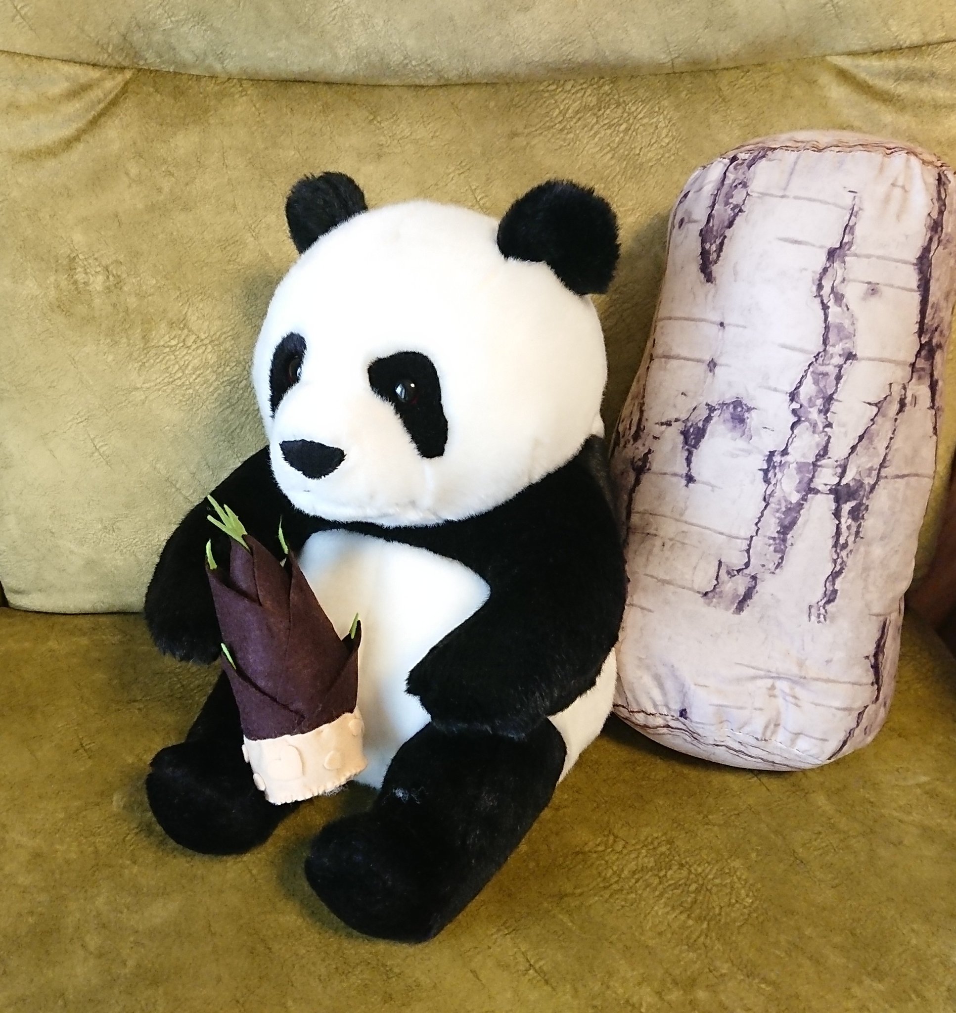 陽子 春に向けて あなたのおうちのパンダさんに フエルトでタケノコ を作ろう まずはタケノコっぽい色のフエルトと綿を用意 まずは底の部分を型紙通りに切ります つづく パンダ ぬい撮り シャンシャン たけのこ 筍 手芸 T Co