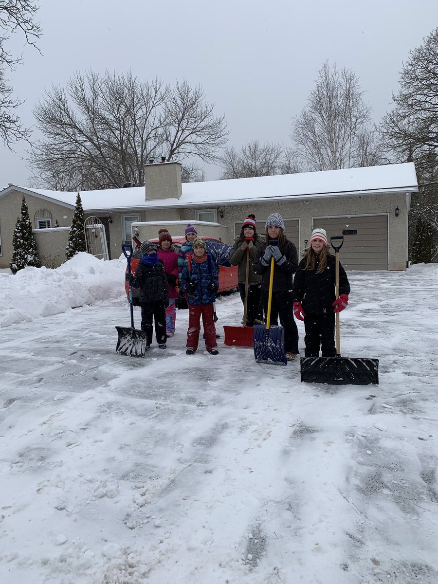 These amazing students shovelled my driveway and courtyard today! Merci beaucoup! Sacred Heart students Rock! ❤️#communityhelpers #littleschoolbigheart  @alcdsb_shrb