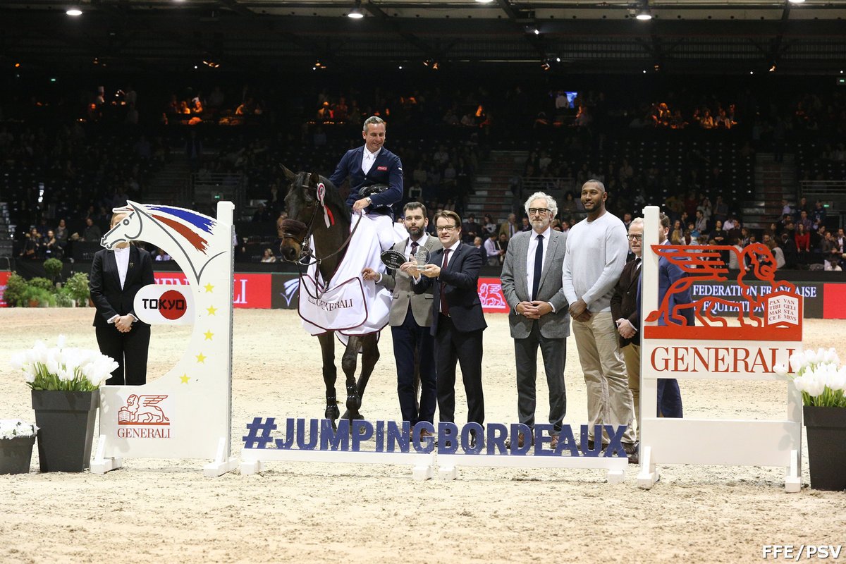 FRA_Equitation's tweet image. Les Français étaient à l'honneur au @JumpingBordeaux avec les victoires de @Marc_Dilasser et Cliffton*Belesbat dans l'épreuve d'ouverture et celle de Julien Epaillard avec Queeletta dans le prix FFE Generali sous les yeux du champion de basket @theborisdiaw. 🏆🇫🇷🐴©FFE/PSV