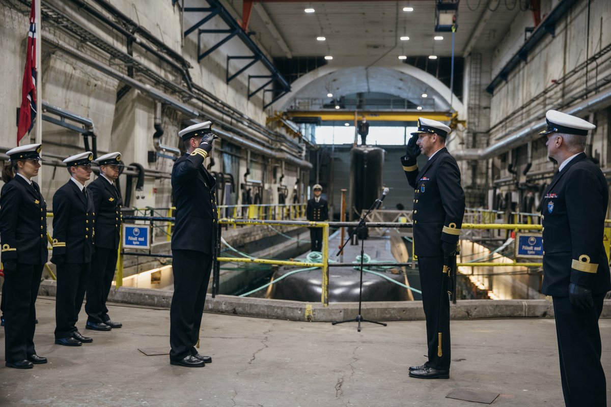 CavasShips's tweet photo. FotoFriday: #Norway's Ula-class #submarine #UTVAER S303 being returned to the #Navy on 28 Nov 2019 after a major refit and then returning to her base near Bergen. The six subs of the class all entered service between 1989 and 1992. https://t.co/EXsuGwNOk8