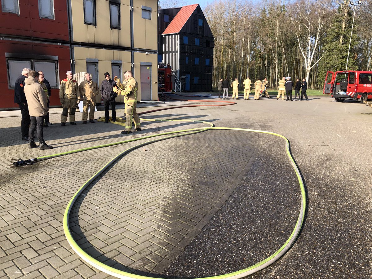 ricardoweewer's tweet photo. Mooie dag op #Troned met collega’s #studiegroepbrand verschillende manieren uitgeprobeerd van “vorderen” = Laag voortbewegen naar brandhaard met straal veilig en effectief #offensievebinneninzet voor ELO manschap. #basisprincipesvanbrandbestrijding @Brwacademie https://t.co/JwkaZHo21W