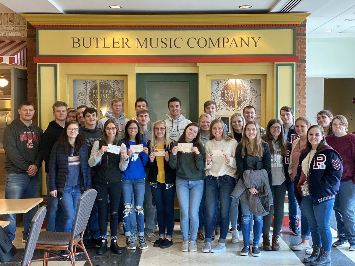 Hist_MrButler's tweet photo. #statehouse trip with the Seniors. #RPeeps @RP_Principal https://t.co/LJbvNpDgD6