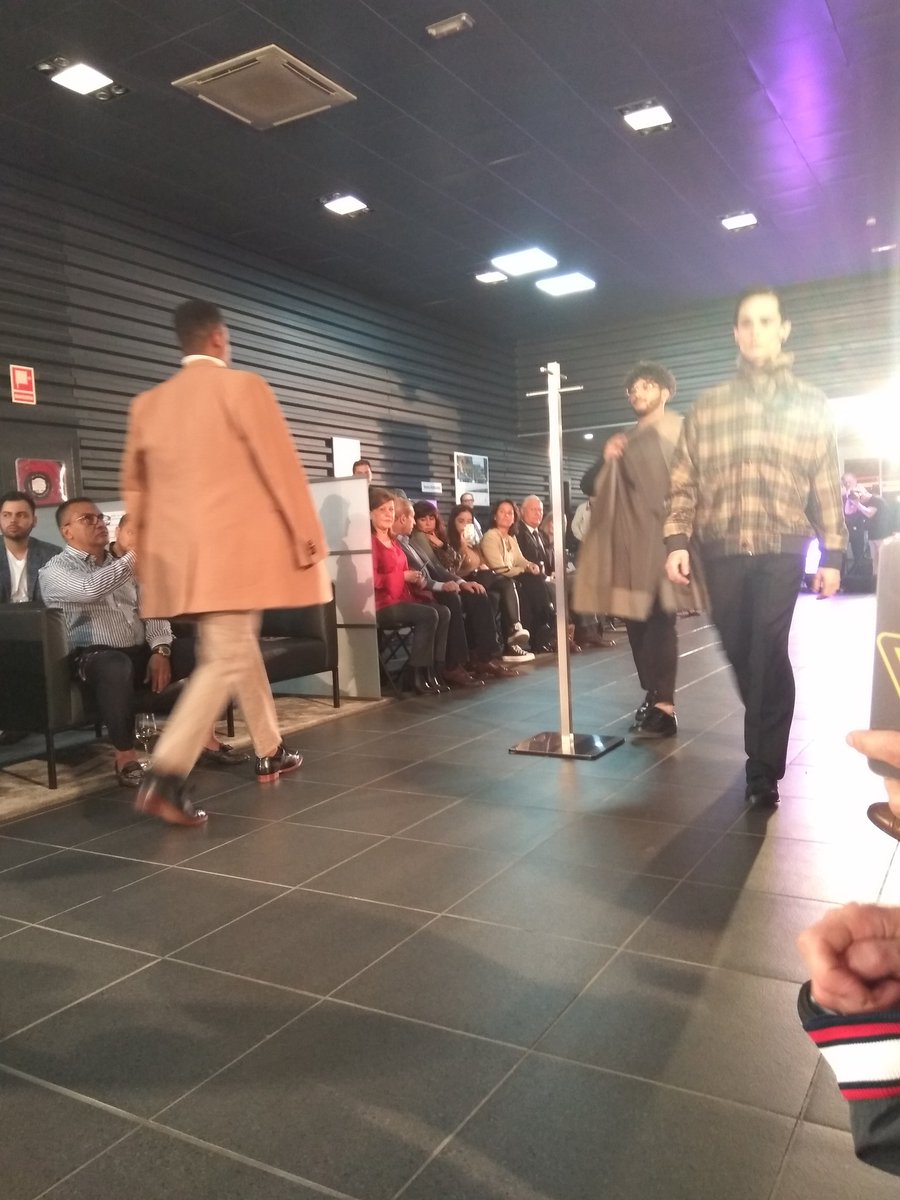 El diseñador <a href="/LucasBalboa_/">Lucas Balboa</a> sorprende en un desfile repleto de color con su colección #ravel 2020. <a href="/GranCanariaMC/">Gran Canaria Moda Cálida</a> <a href="/sohomodel/">sohomodelmanagement</a> <a href="/Porsche/">Porsche</a>