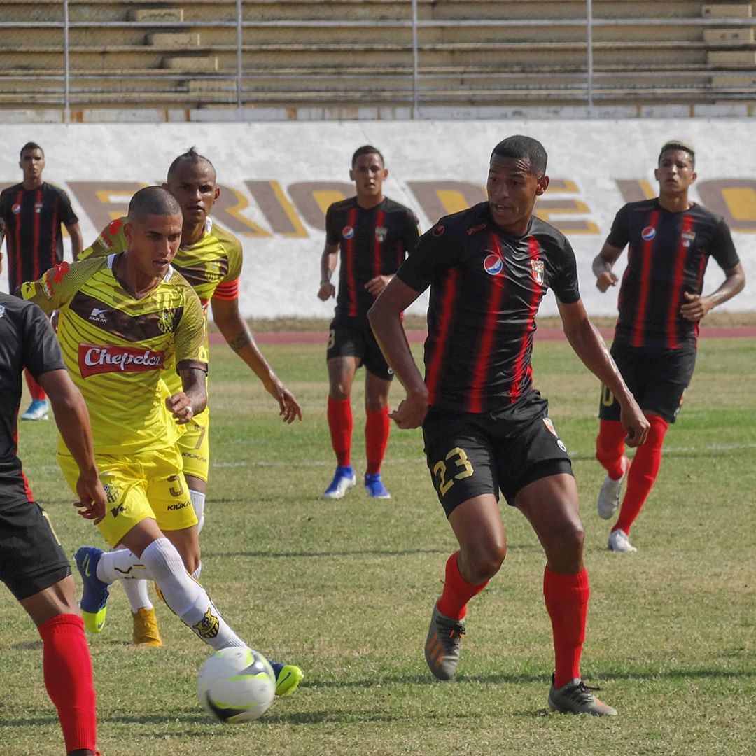 ONCEFutVe's tweet photo. Cuatro de seis 🔴⚫
@trufc 0-0 @DeportivoLara
A pesar de ser un encuentro poco vistoso, en un terreno de juego bastante maltratado, los dirigidos por Leo González suman una unidad en carretera para continuar con racha positiva en el arranque de la Liga Futve
📸: DLA
#OnceJ2 https://t.co/fZ81JhdB01