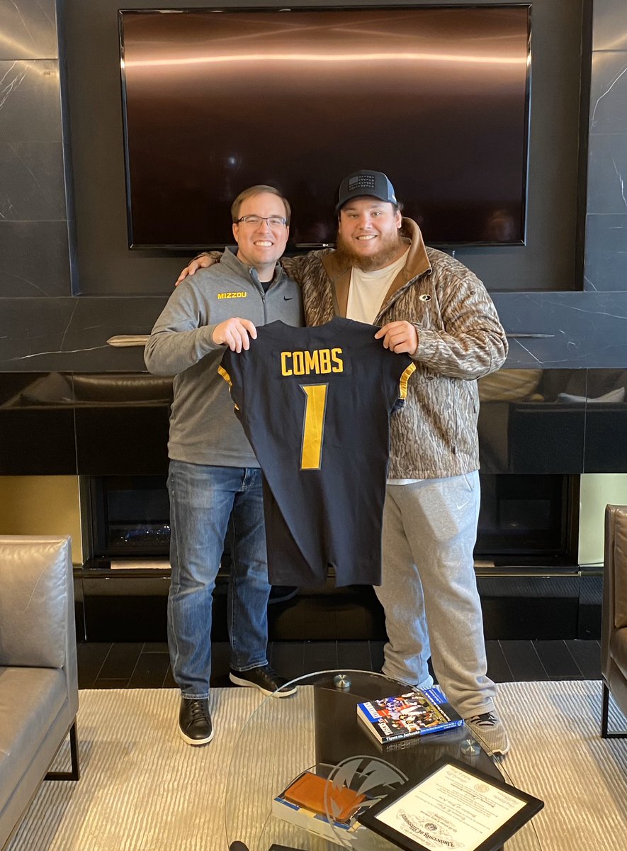 Ready for a great show tonight! <a href="/lukecombs/">Luke Combs 🎤</a>