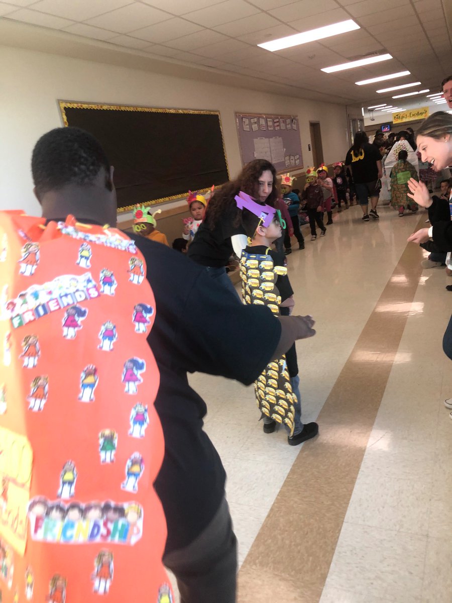 DVISD_SS's tweet photo. #DVProud of @DelValleISD students making history on this 100th day of school! #DVISDPL @DVISDPL https://t.co/SYzWvHRTkV