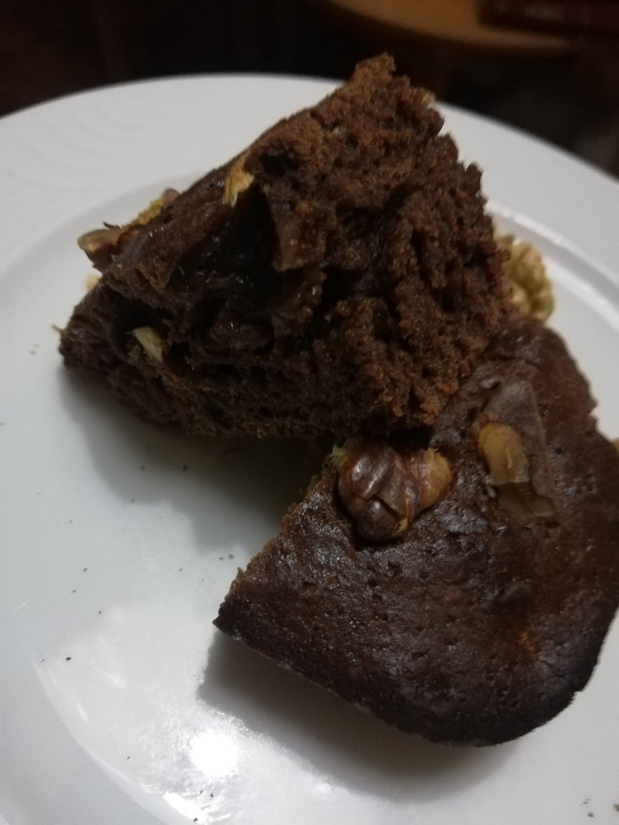 what is better at 11pm than some chocolate brownies (with apples and nuts)