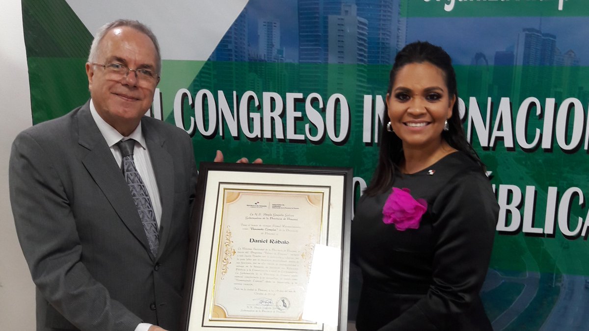 DanielRabalo's tweet photo. La Sra. Gobernadora de la Provincia de Panamá Sheyla Grajades Gávez, entregó el Reconocimiento de Honor PANAMEÑO EJEMPLAR al Lic. Daniel Rábalo por su trayectoria en el campo de las Relaciones Públicas y de la Comunicación. https://t.co/XSmdFl0TTh