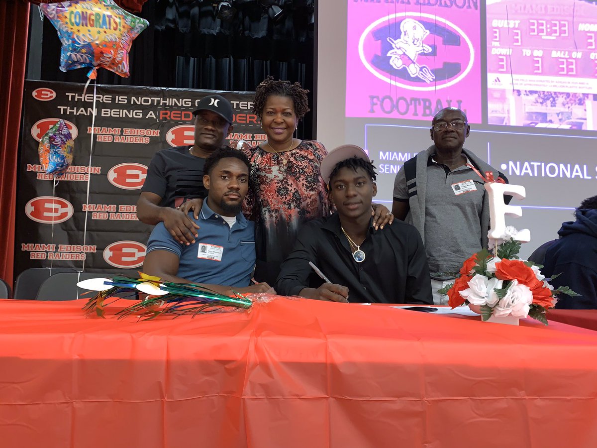 FinesseZ9's tweet photo. Tuskegee ‘24✍🏿🐯 #LLRiche #LLMarc @unclelukereal1 @Coach_Agee https://t.co/CrJfPBDtLw