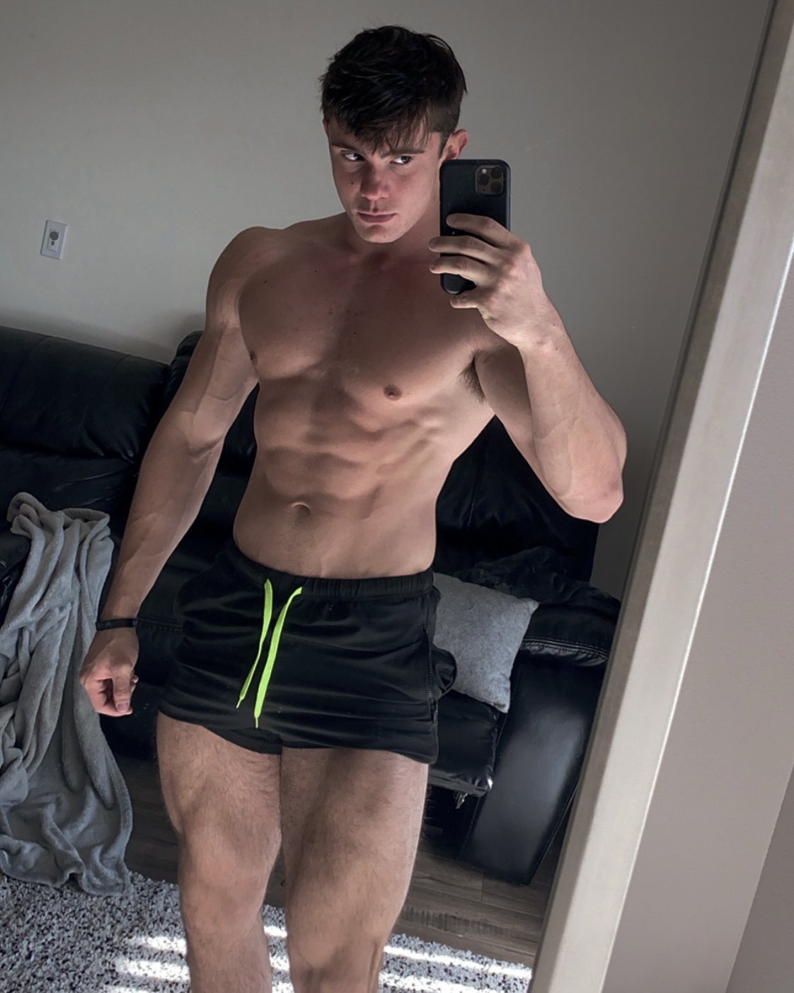 “sub to my onlyfans now https://t.co/q24zTilWem” .