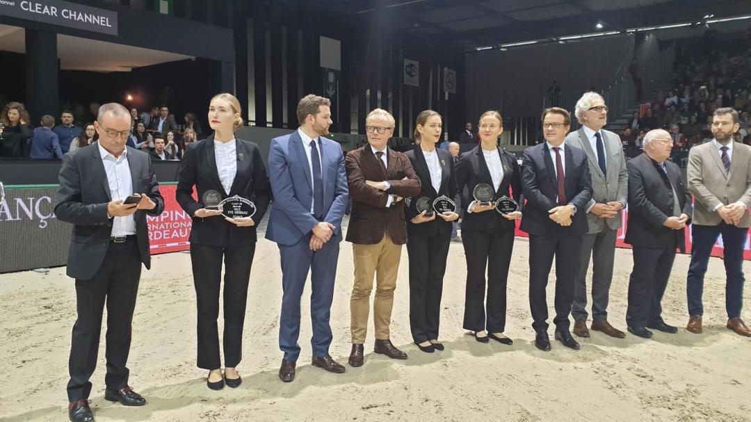 SylvieAdam3's tweet image. Remise des prix FFE #Generali CS15* au @JumpingBordeaux ! par @OlivierSamain @gdebarbeyrac @EquiGenerali @PhilippeVonrufs @generalifrance bravo aux cavaliers  et aux chevaux 🥰