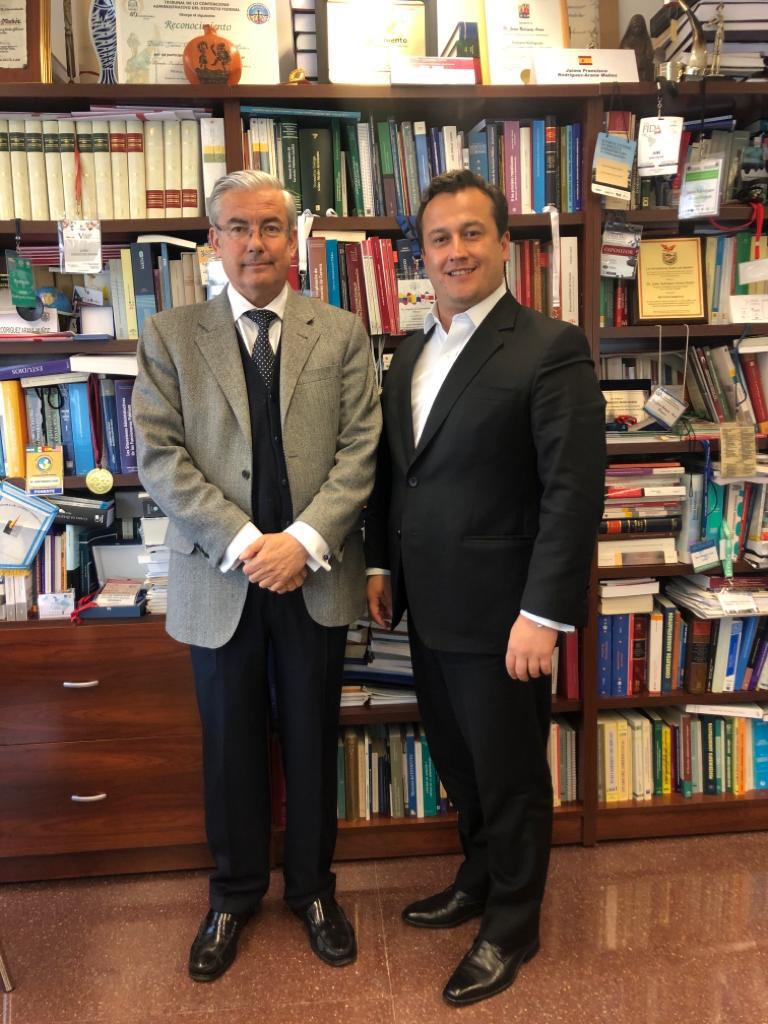 Continuando con el desarrollo de relaciones educativas internacionales, nuestro Decano de la Facultad de Derecho y Ciencias Políticas, <a href="/pierinostucchi/">Pierino Stucchi</a> visitó, en esta oportunidad, al decano de la <a href="/UDC_gal/">Universidade da Coruña</a>, José Antonio Seoane.