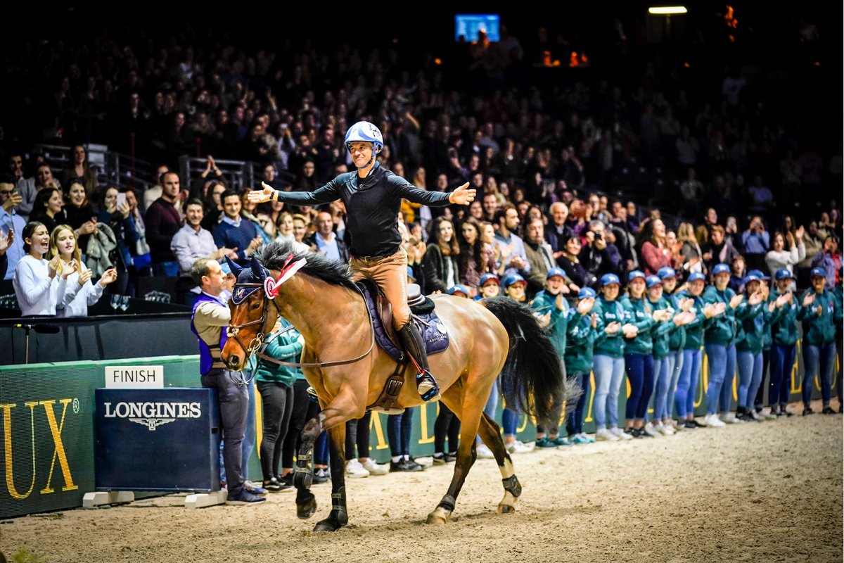 JumpingBordeaux's tweet image. Quelle ambiance de folie pour le @Devoucoux Indoor Derby! 🥇@KarimLaghouag a mis tout le monde d'accord avec son fabuleux Punch de l'Esques 🤩🥈 Luc Chateau 🥉 Rodolphe Scherer
#jumpingbordeaux #derby #podium