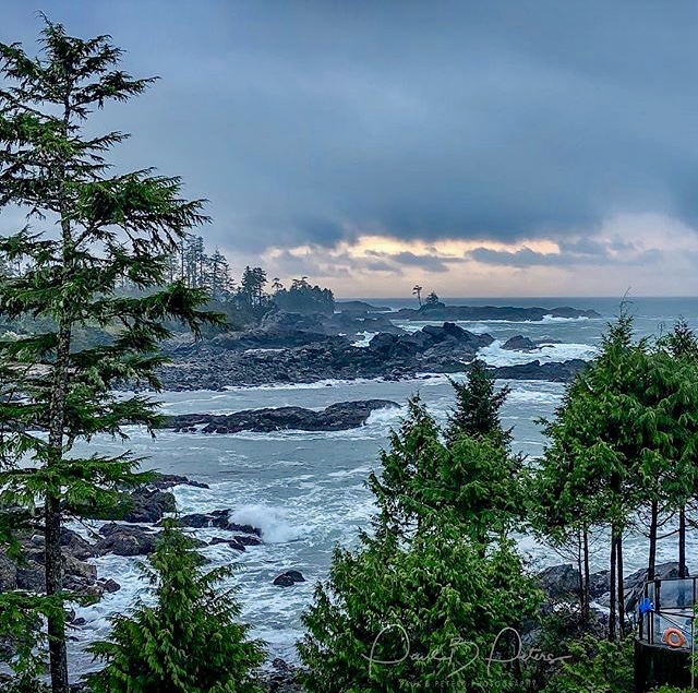 High winds. Big waves. 
This is winter in Ukee. 
😄

#oceanwestliving #myucluelet #ukeestyle #stormwatching #winter #pacific #wild #lovewhereyoulive #ucluelet

📷 <a href="/paul/">Paul Rollo</a>.b.peters 👌