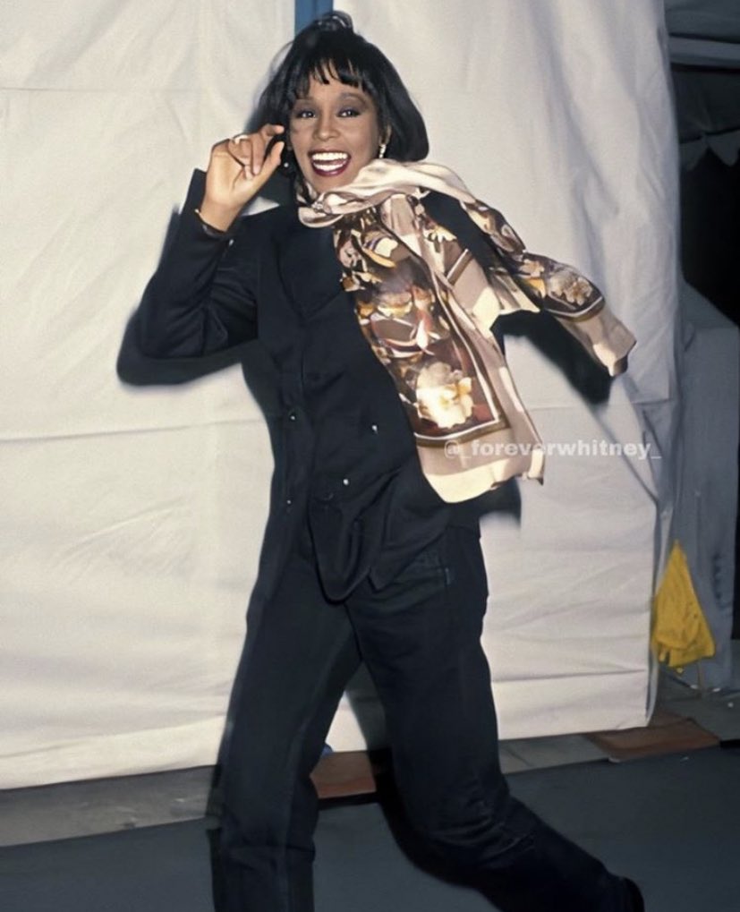 klaudettenicole's tweet photo. Can we just take a moment to appreciate young Whitney Houston? 💛💛💛💛 https://t.co/868NmzsHZD