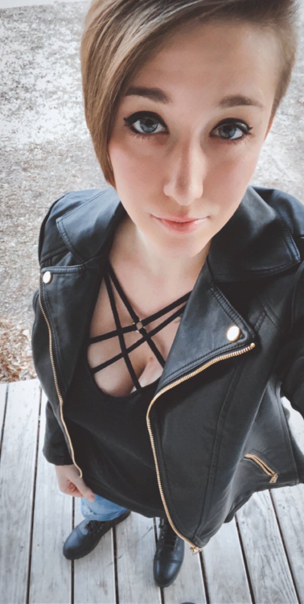 veeisgayasf's tweet photo. Feeling myself a little bit tonight! Confidence doesn’t come easily to me, so this is a nice feeling 🥰 #LGBTQclub #LGBTQtwitter #comfidence #MentalHealthMatters https://t.co/14C1iCrr0x
