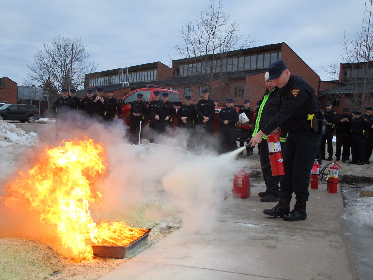 wistatepatrol's tweet photo. 44 cadets completed Week 19 of training at the @wistatepatrol Academy. Classroom and scenario training covered traffic incident management, use of issued fire extinguishers, crash investigations, and tire changes. #65thRecruitClass graduates March 20, 2020 in La Crosse. https://t.co/opsBSYH65y