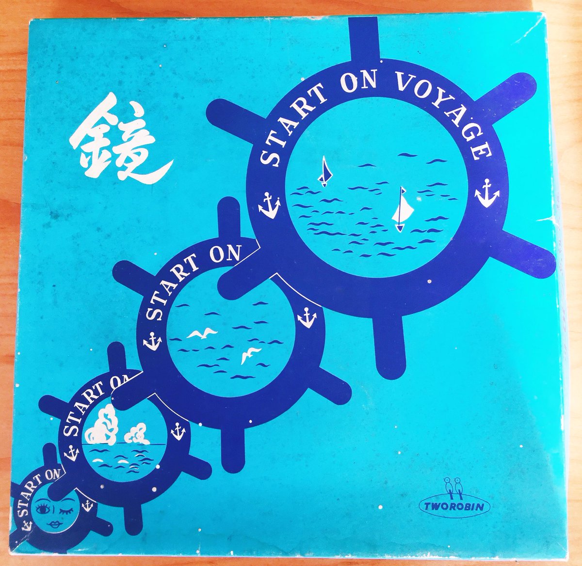 ট ইট র 雑貨奥様 昨日 名鉄三河線 新川町駅 近くの 亀屋化粧品店 さんで買った舵輪吊鏡です 汚れてはいるけど 箱のデザインもいい感じ 鏡には取り外せる小物置きも付いていました 猫の恋路を描いたユニークなイラストがグルリと囲んでいます