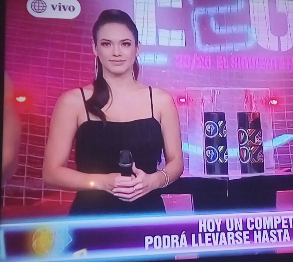 VeroSotelo9's tweet photo. Viendo a la mejor conductora  @jazminpinedo #EEGLaCapitanía https://t.co/3dsjm8u0DO