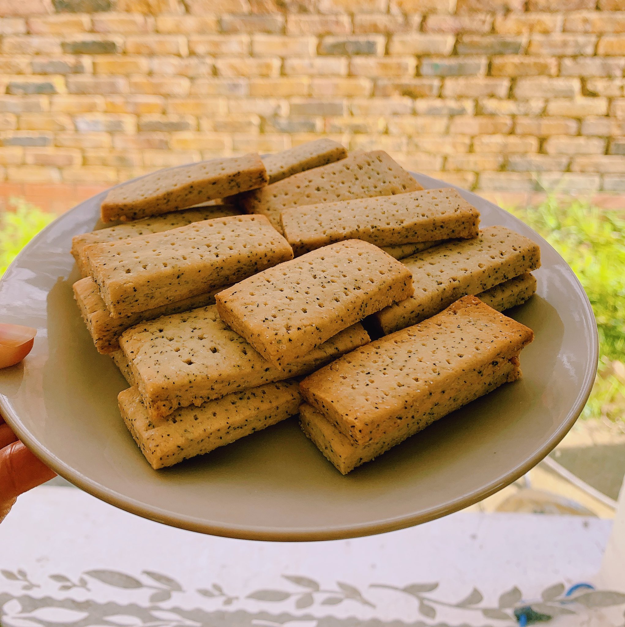 しおり 在英ライター V Twitter イギリスにはビスケットを紅茶に浸しながら食べる ダンキング という楽しみ方があります 今日の朝は のんびりスタートだったので 余っていた強力粉でダンキング用のビスケットを焼きました