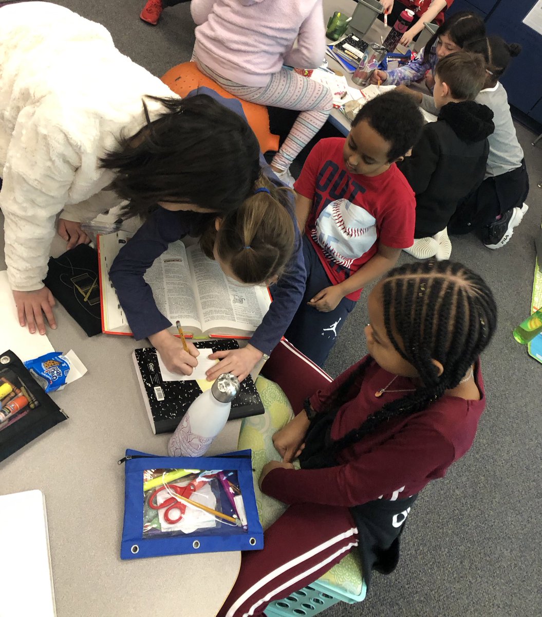 BUZZin2ndGrade's tweet image. Dove into using dictionaries this week!! 📖 #guidewords #ABCorder #definitions