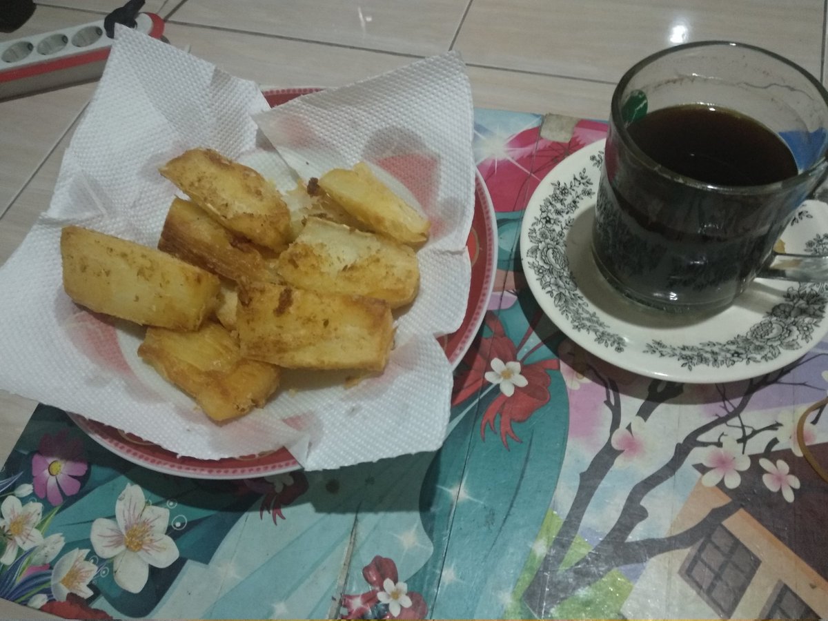 pitulaspitu's tweet photo. Kopi pait + Singkong Goreng.. https://t.co/3KMYHmztDy
