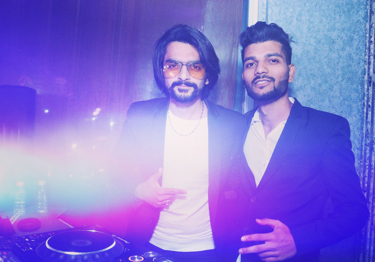 YoursDjSam's tweet photo. #yoursdjsam #djsamnashik #djsamplayboy #playboyloungenashik #Playing #djsam #expressinn #Nashik #31stdecember https://t.co/HrosXhkK0B