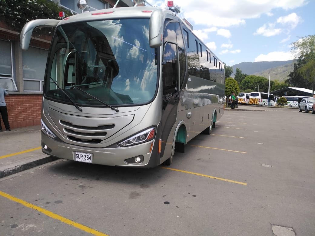 latinobus's tweet photo. Una nueva entrega de @Megabuses1 para #Coinvertur, empresa de servicios especiales de Bogotá, con chasis @MercedesBenzCol #OF917 con capacidad para 37 pasajeros y climatización #Transaire. Megabuses, un fabricante cada vez más consolidado en nuestra escena carrocera. #Mejorenbus https://t.co/yexmRV2yAg