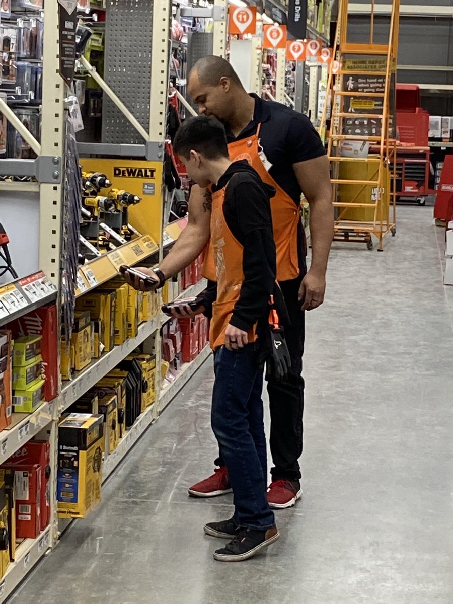 Our recently promoted DS Josh teaching one of his associates the Scan, Review, Correct process. Excellent engagement and OOS commitment. @AmandaBaxter85 @kp20mu <a href="/ErickaWhorton/">Ericka Whorton</a> <a href="/Alvarez2Joe/">Joe Alvarez</a> #2020isgonnabeagreatyear