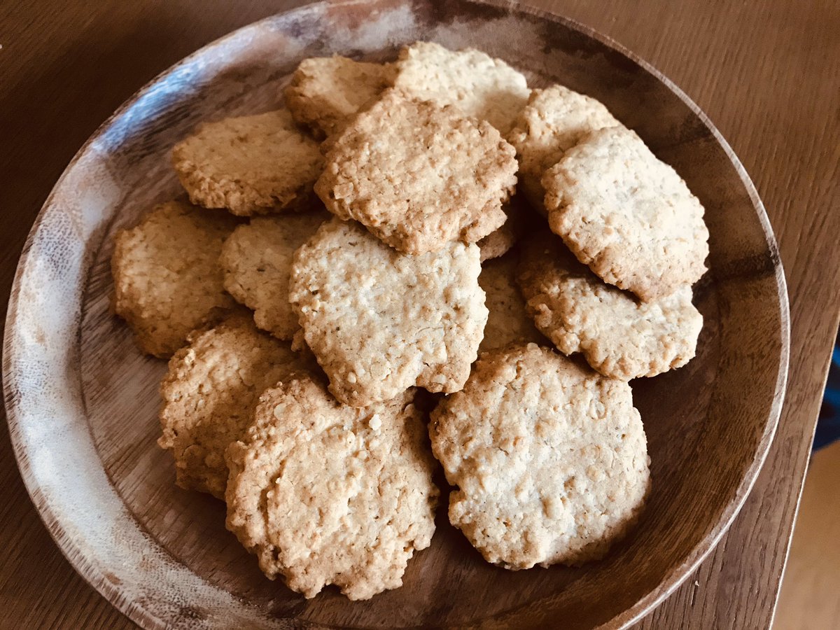 Amiko 編み物垢 A Twitter 今日のおやつは米粉とオートミールのローズマリークッキー ローズマリーの香りは子供たちには食べ辛いかな と思ったけれど完食されてしまった 私の分は 手作りおやつ グルテンフリー 小麦アレルギー