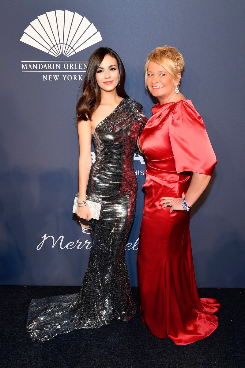 suehatje's tweet photo. Honored and proud to partner with @amfar for the annual #amfarnewyork gala. A beautiful event for a worthy cause benefiting AIDS research to find a cure. #cureAIDS #MOgivesback #BeEpic #NYC @mo_newyork #BeEpicEndAIDS #NewYork #FashionWeek #travel #AIDS #NYFW #philanthropy https://t.co/tmkiMuD228